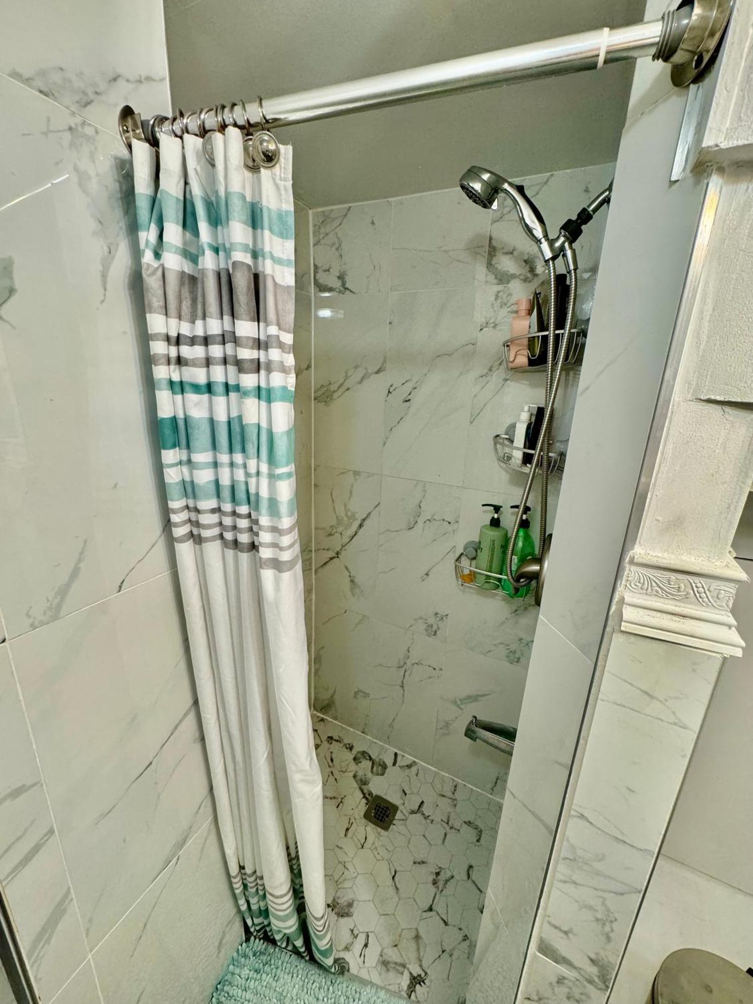 Private Room Tiny With Shared Bathroom Near Seatac Airport And Downtown Seattle Exterior photo
